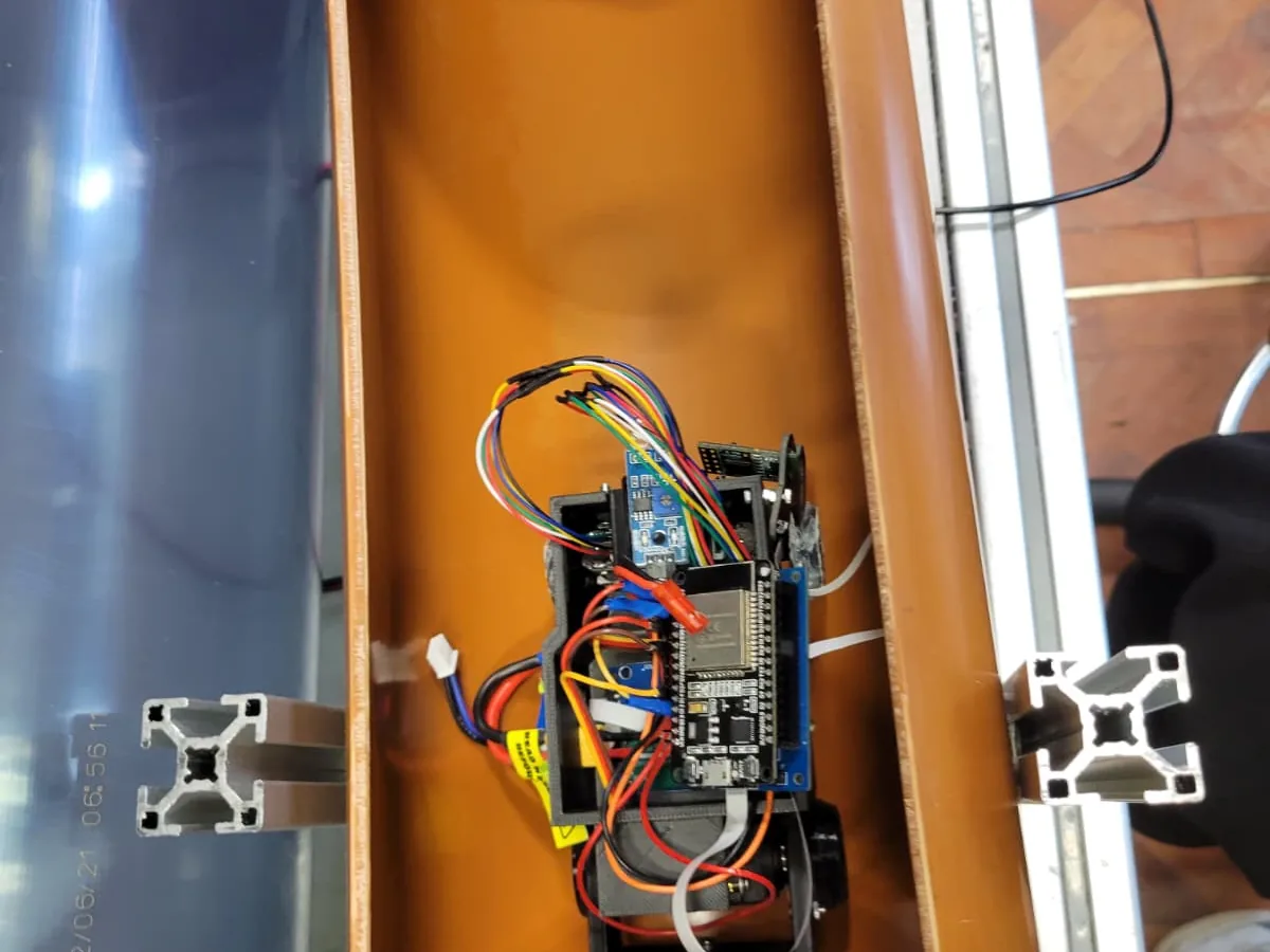 Robot in a cut-away pipe, seen from above